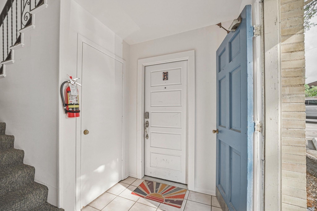 5332 Balcones Dr - Photo 2