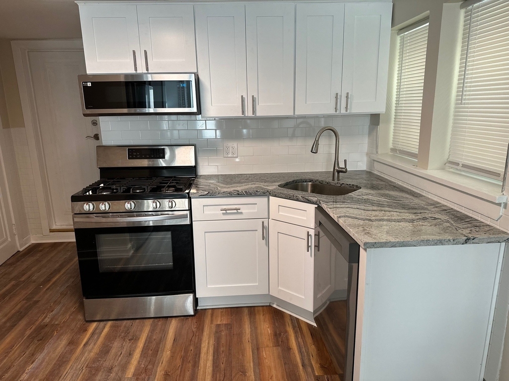 2839 N Southport Avenue - Photo 2