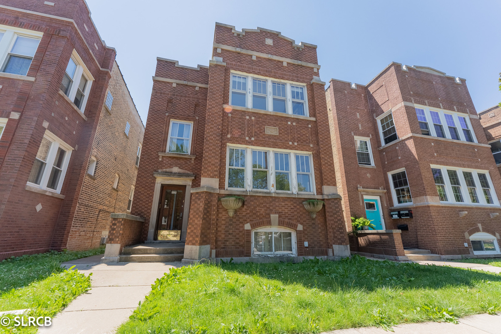 5325 W Montrose Avenue - Photo 0