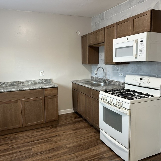 4058 W Dickens Avenue - Photo 2