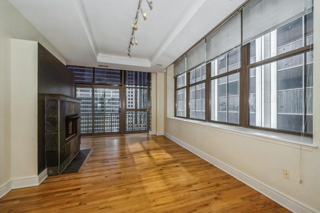 212 W Washington Street - Photo 2