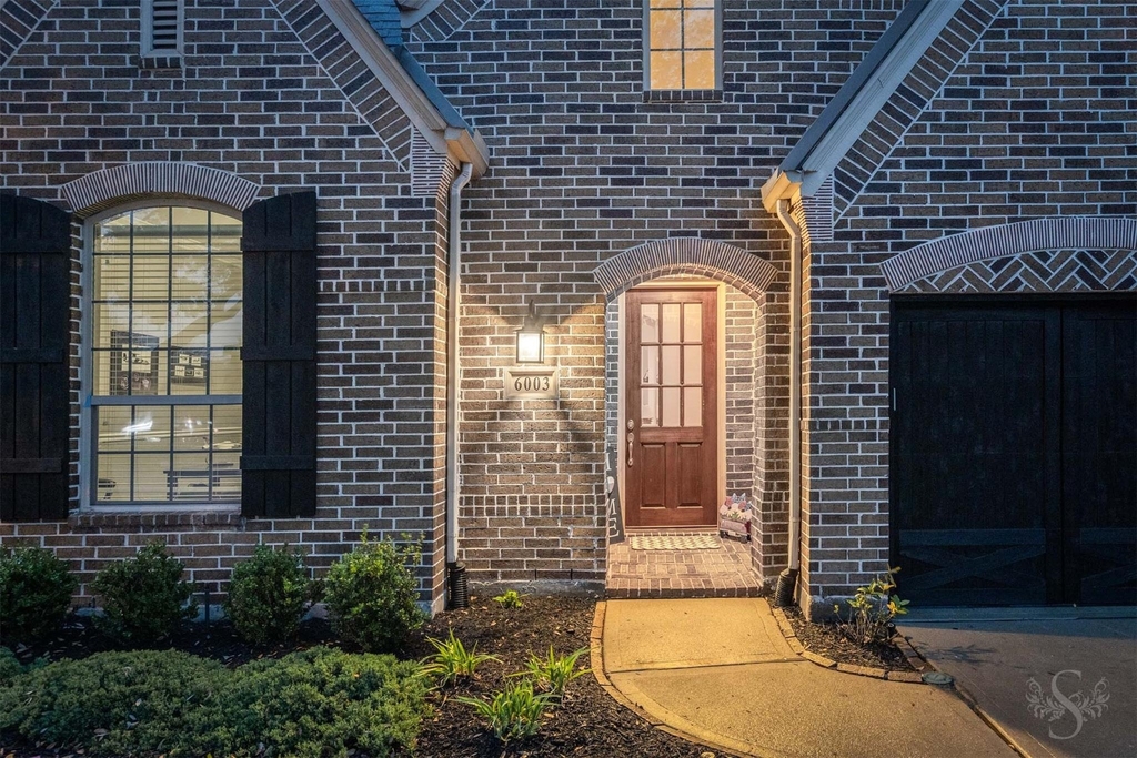 6003 Hedgepark Drive - Photo 2
