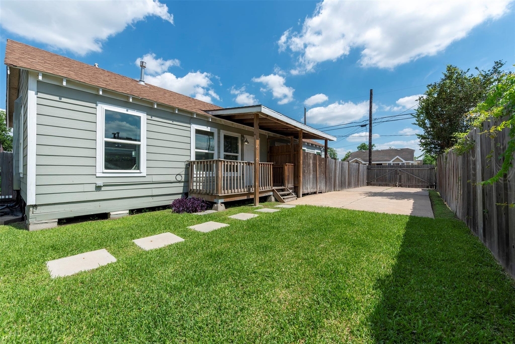 1121 Panama Street - Photo 2