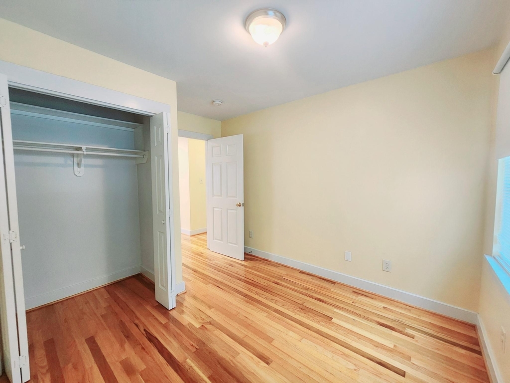 725 E 10th 1/2 Street - Photo 3