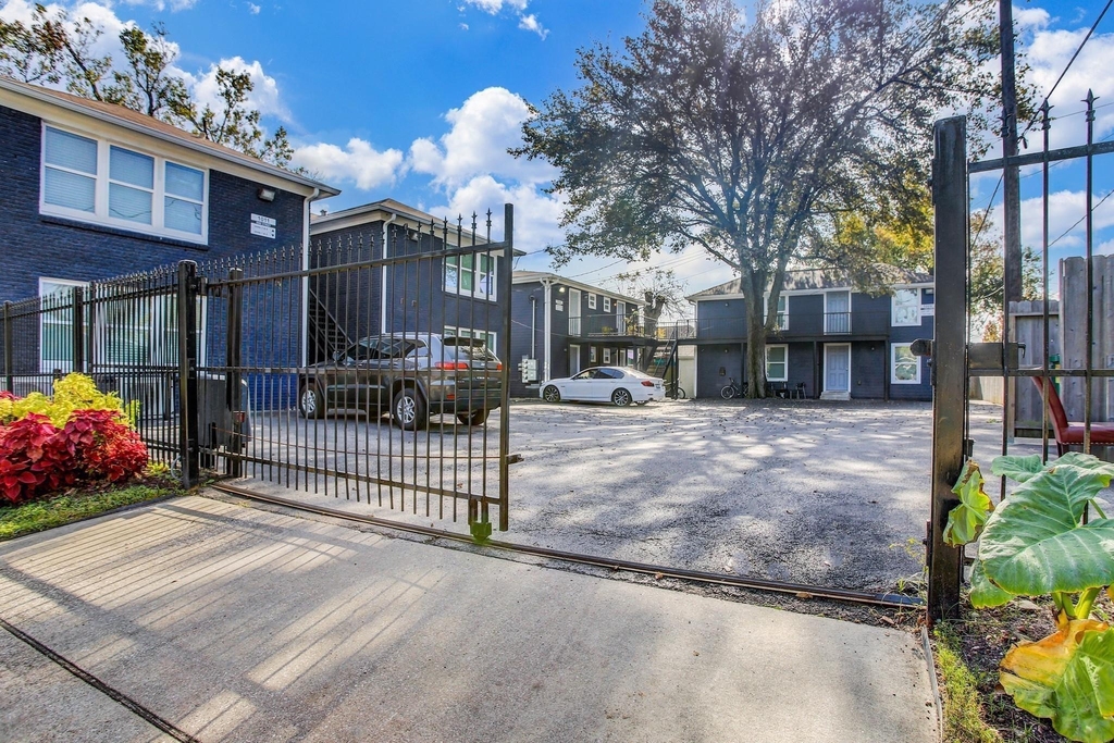 1009 Enid Street - Photo 1