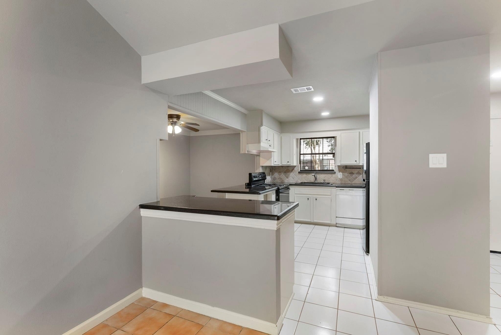 1010 E Red Cedar Circle - Photo 11
