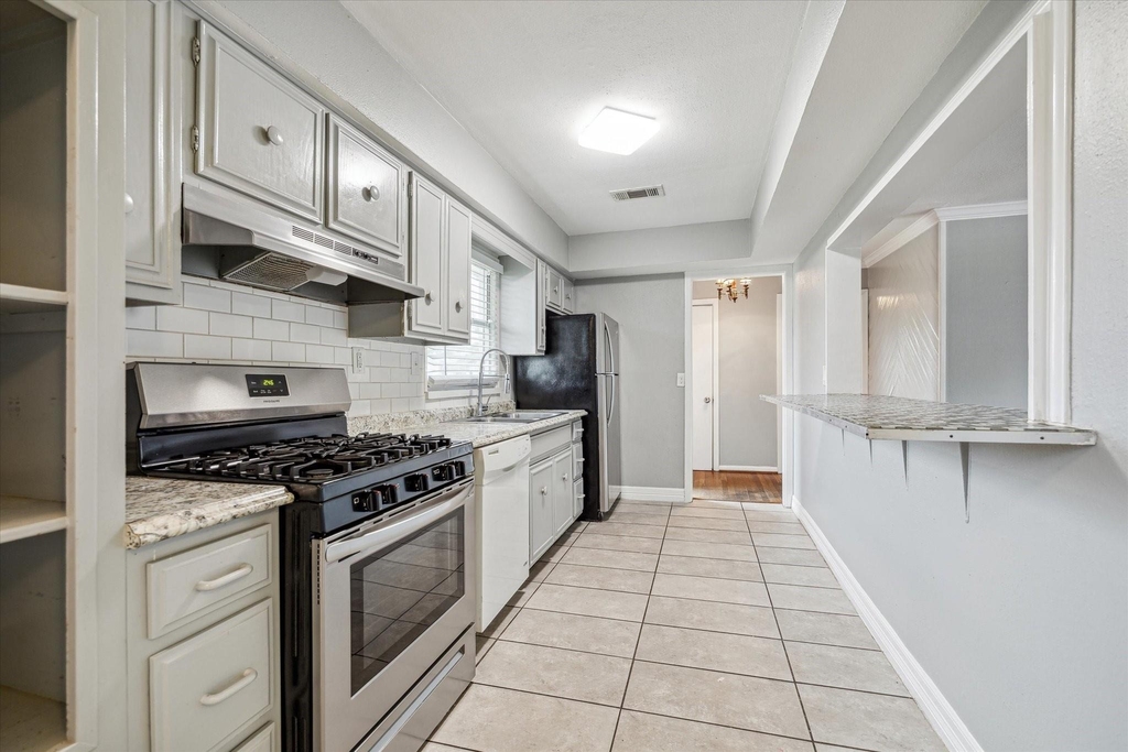 5237 Maple Street - Photo 2