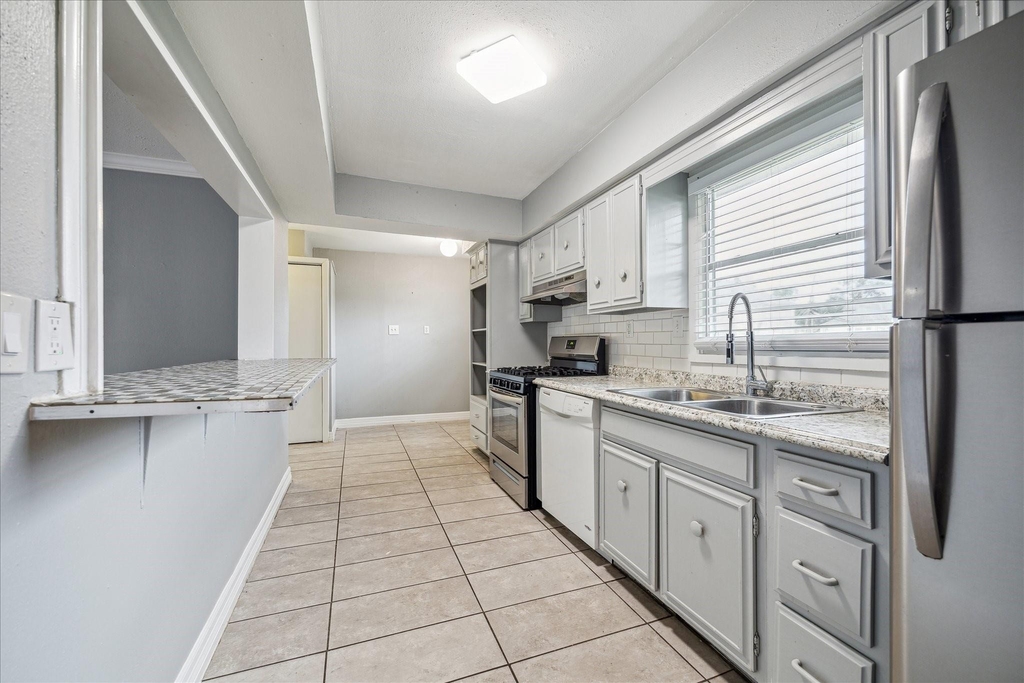 5237 Maple Street - Photo 3