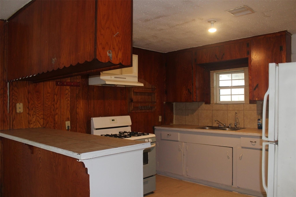 5726 Gardendale Drive - Photo 3
