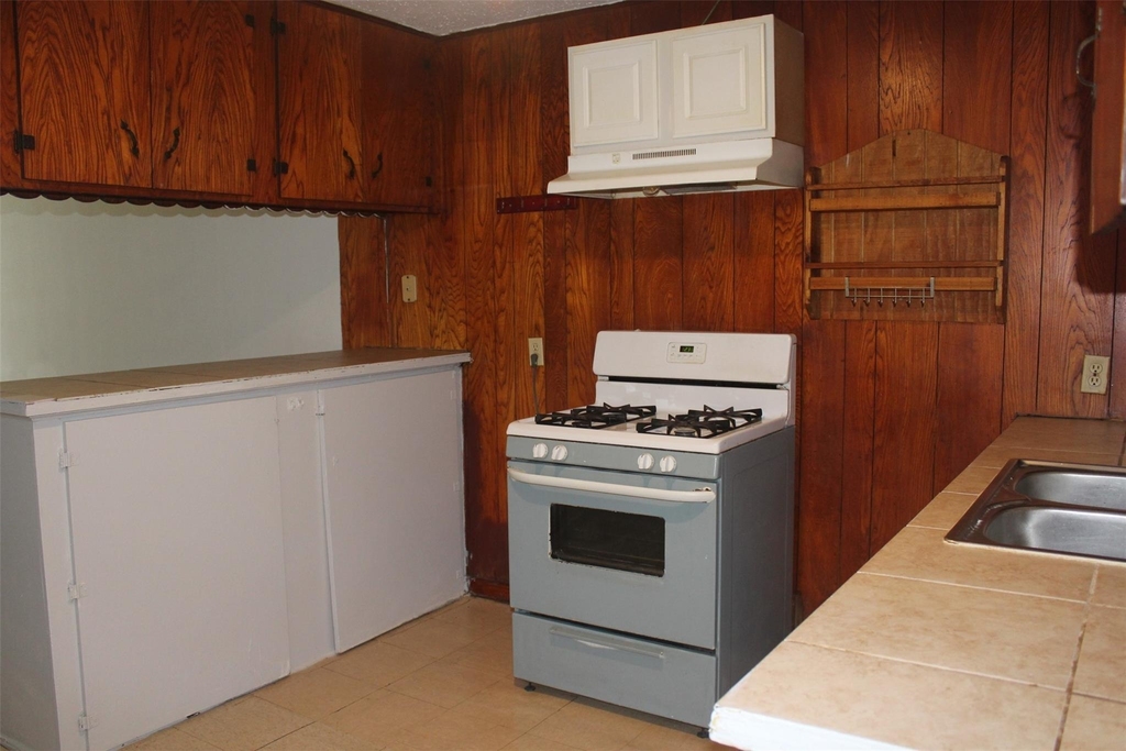 5726 Gardendale Drive - Photo 4