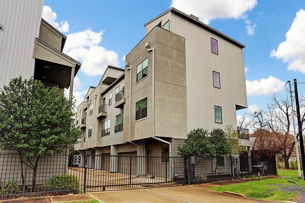 5005 Darling Street - Photo 1