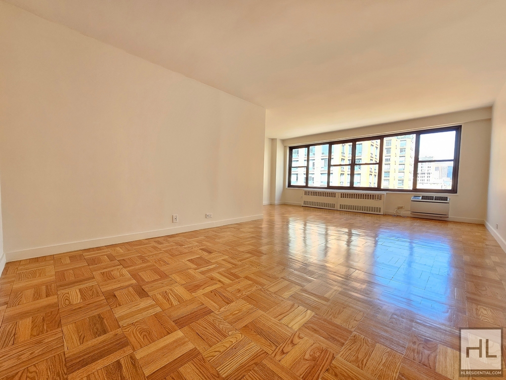 Fourth Avenue - Photo 2