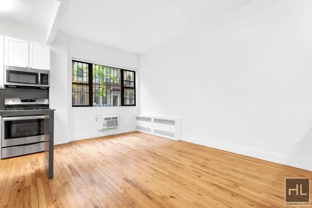 East 25 Street - Photo 4