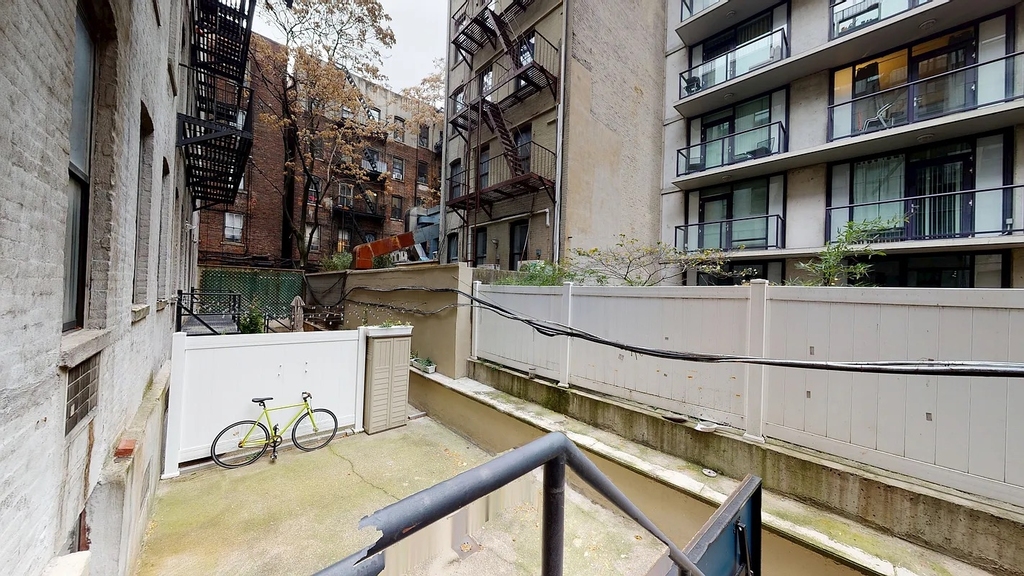 365 West 52nd Street - Photo 11