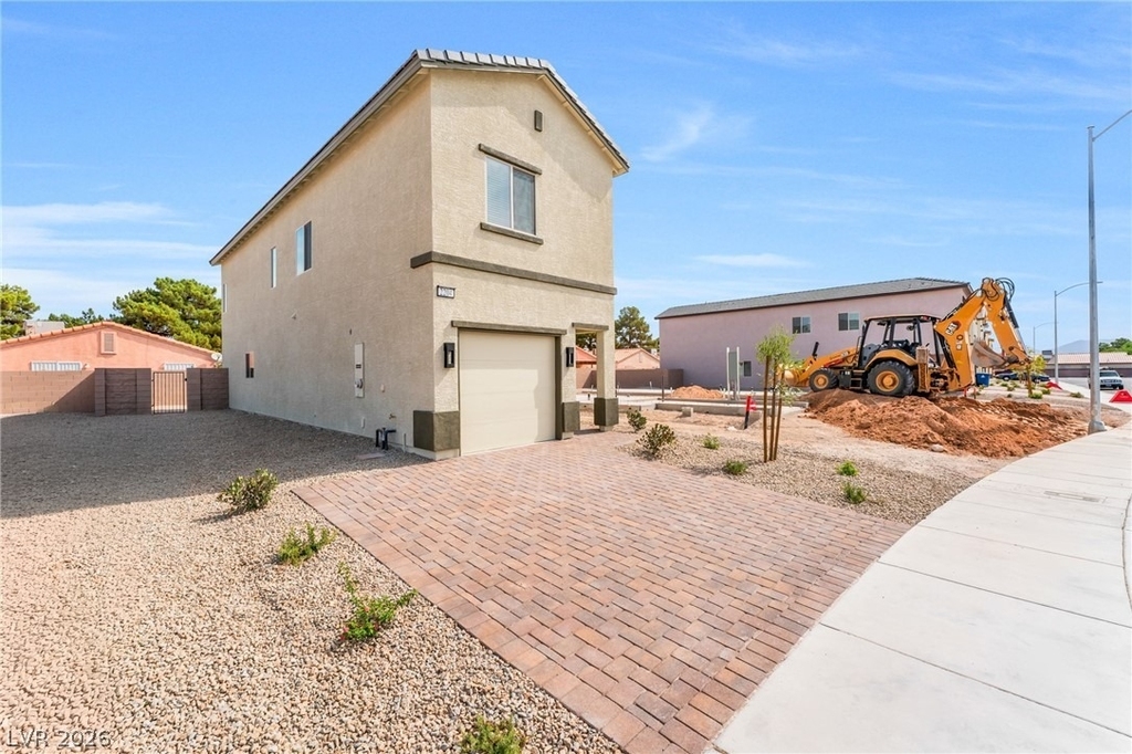 2204 Abraham Avenue - Photo 2