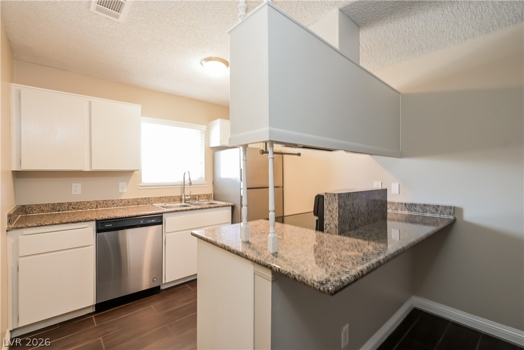 422 Chateau Drive - Photo 2