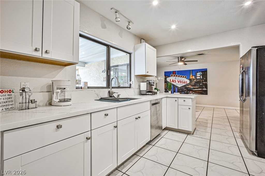 1505 Hialeah Drive - Photo 3