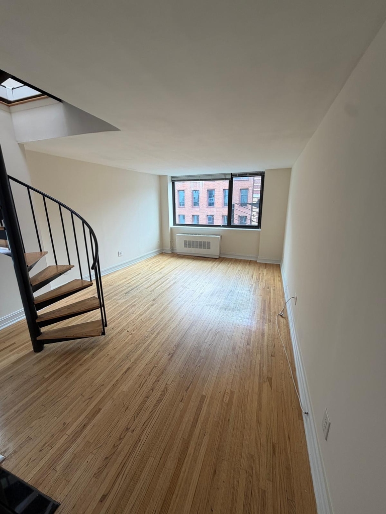 West 52nd Street - Photo 3