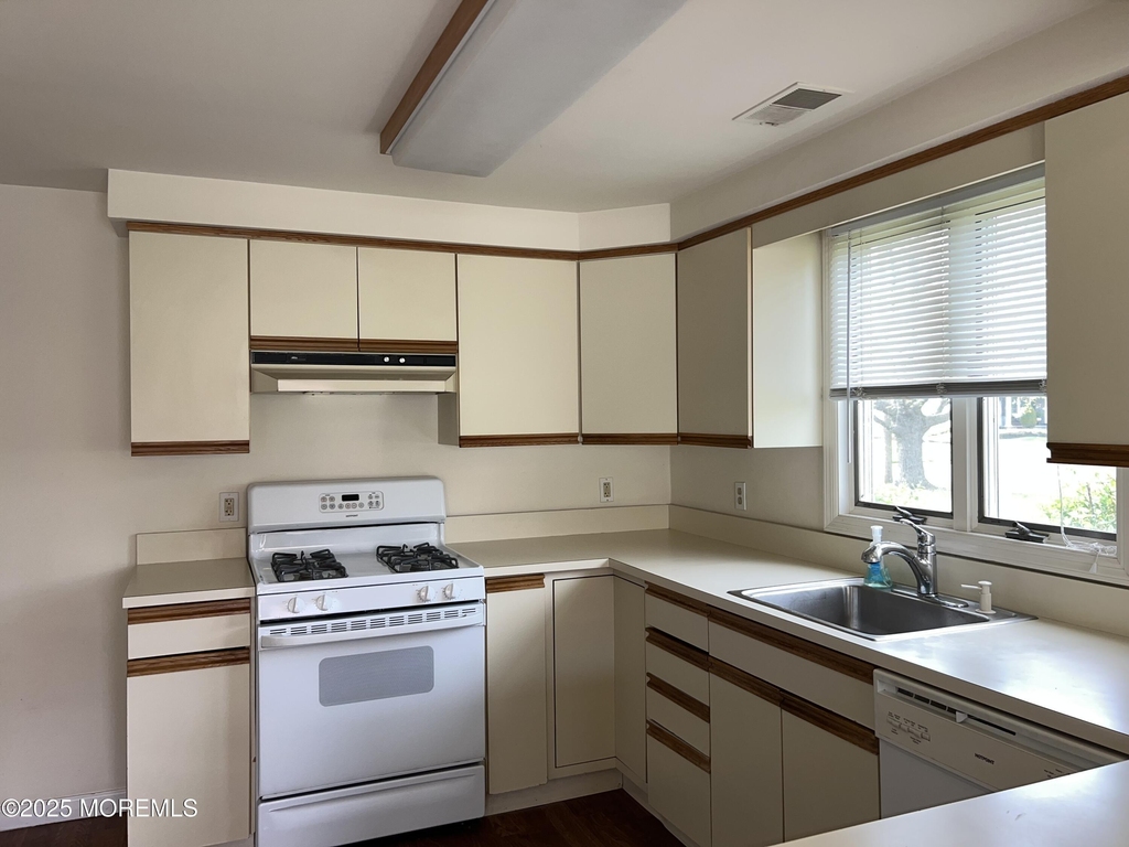 465 Adrian Avenue - Photo 2