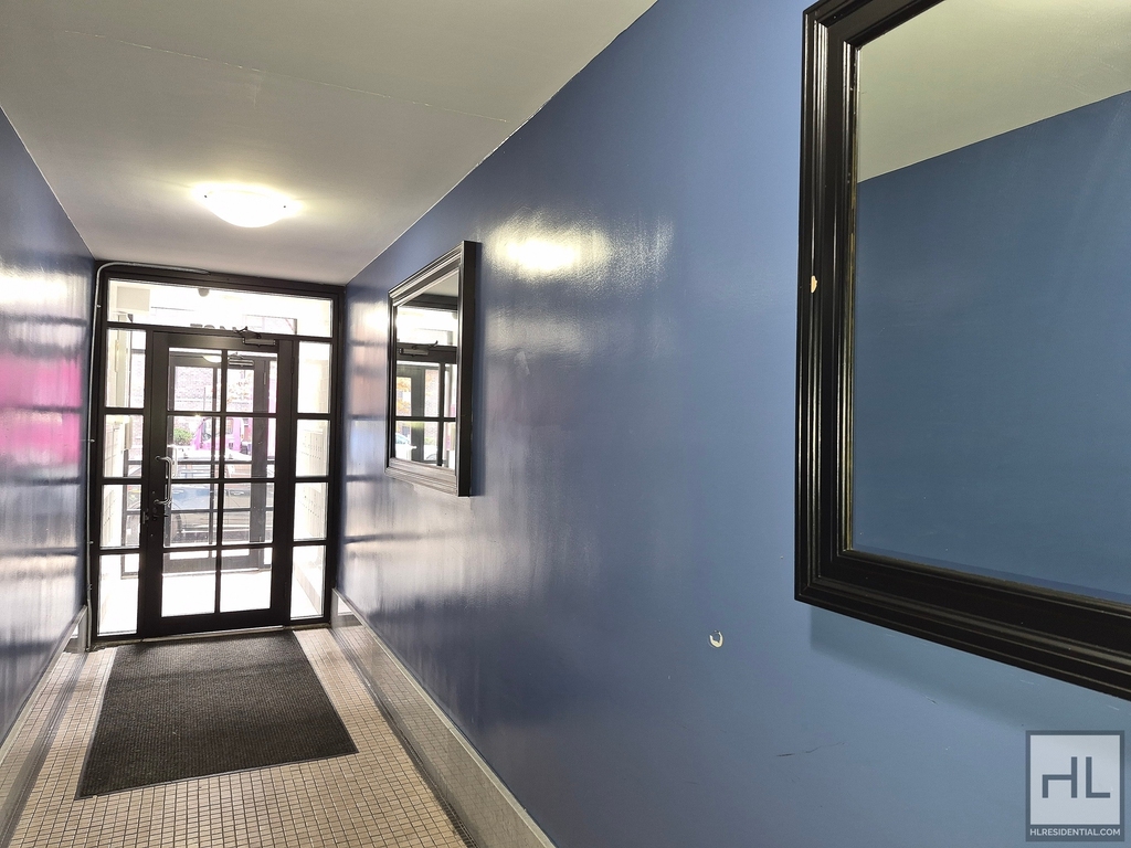 York Avenue - Photo 6