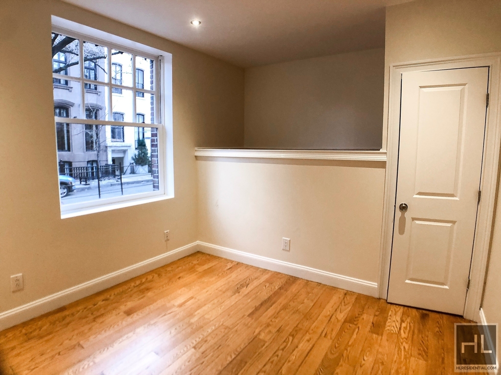 West 11th Street - Photo 3