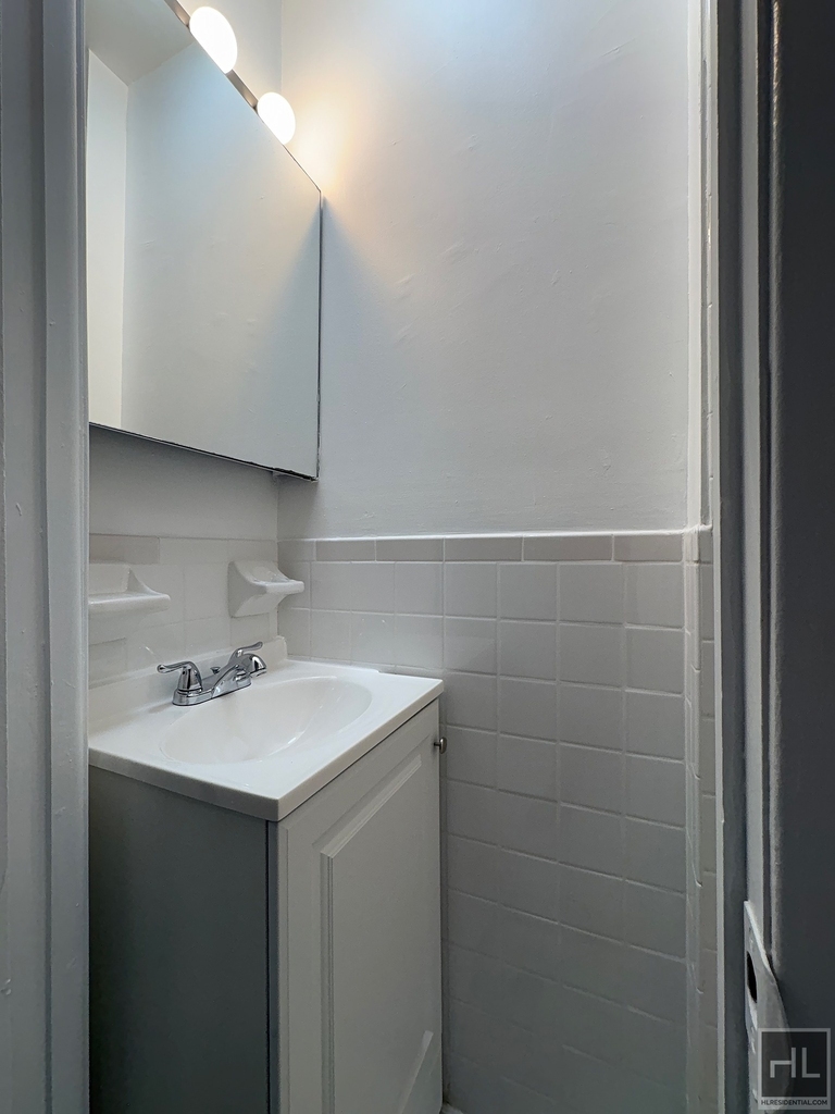 York Avenue - Photo 5