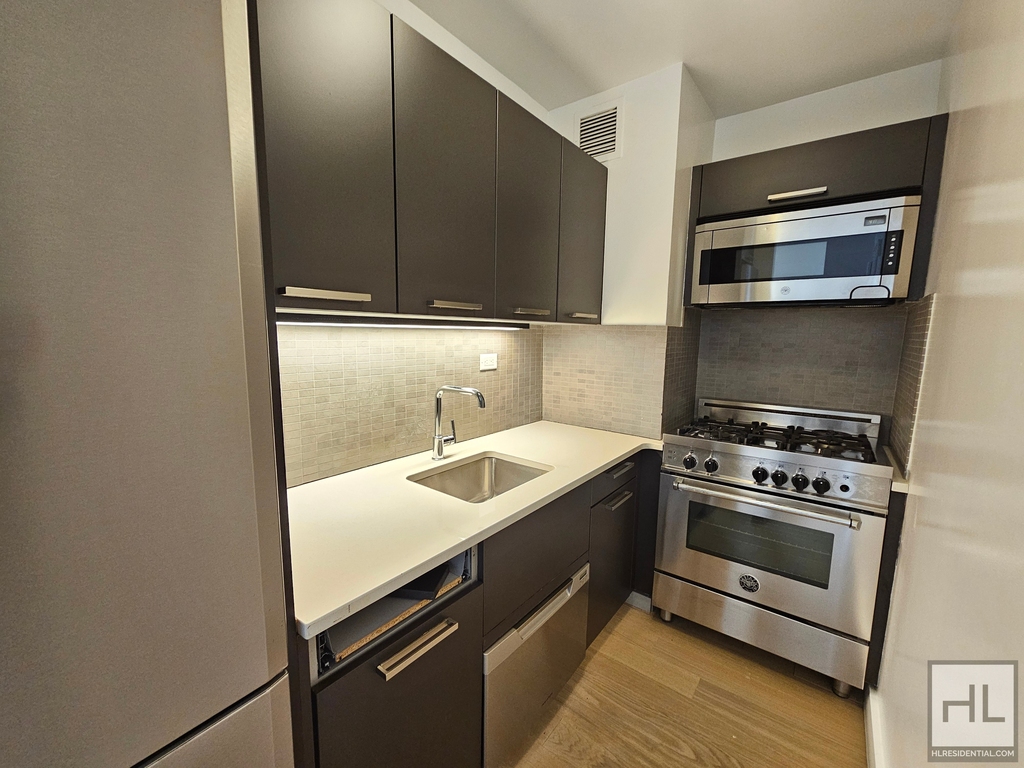 East 39th Street - Photo 2