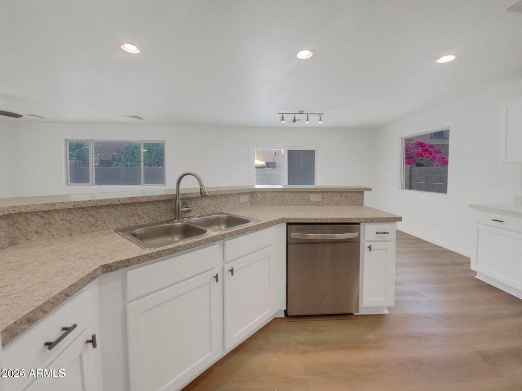 2565 E Southern Avenue - Photo 12