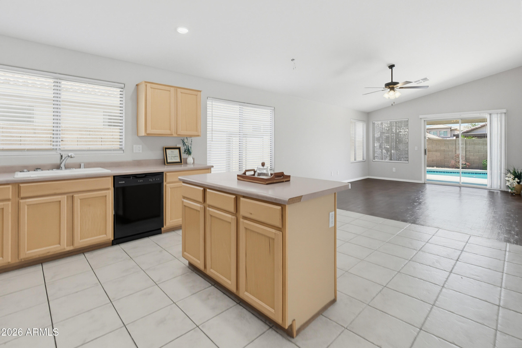 543 W Grovers Avenue - Photo 4