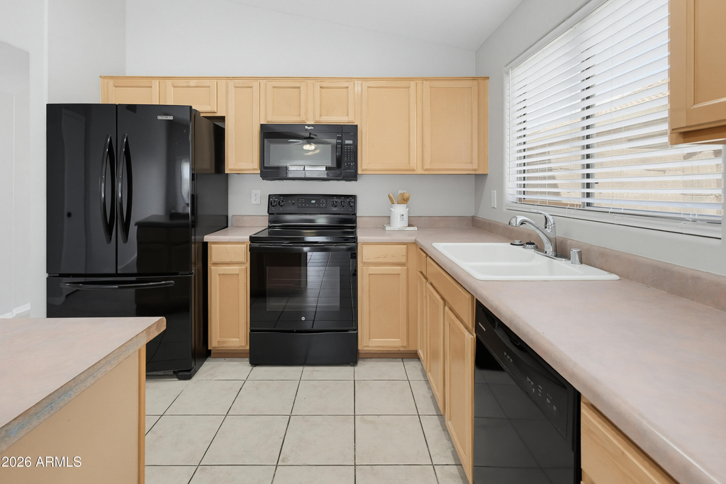 543 W Grovers Avenue - Photo 3