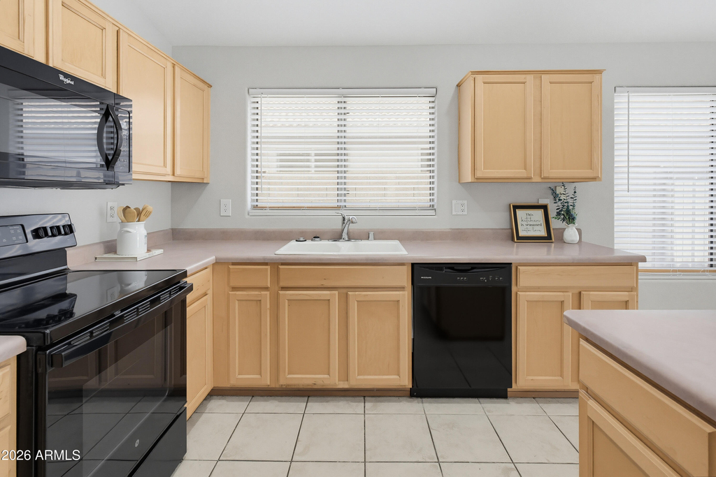 543 W Grovers Avenue - Photo 12
