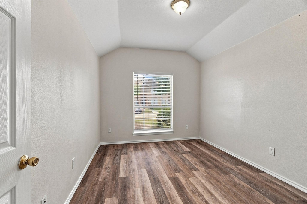1033 Suffolk Lane - Photo 16