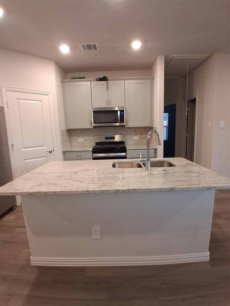 4000 Marble Falls - Photo 3
