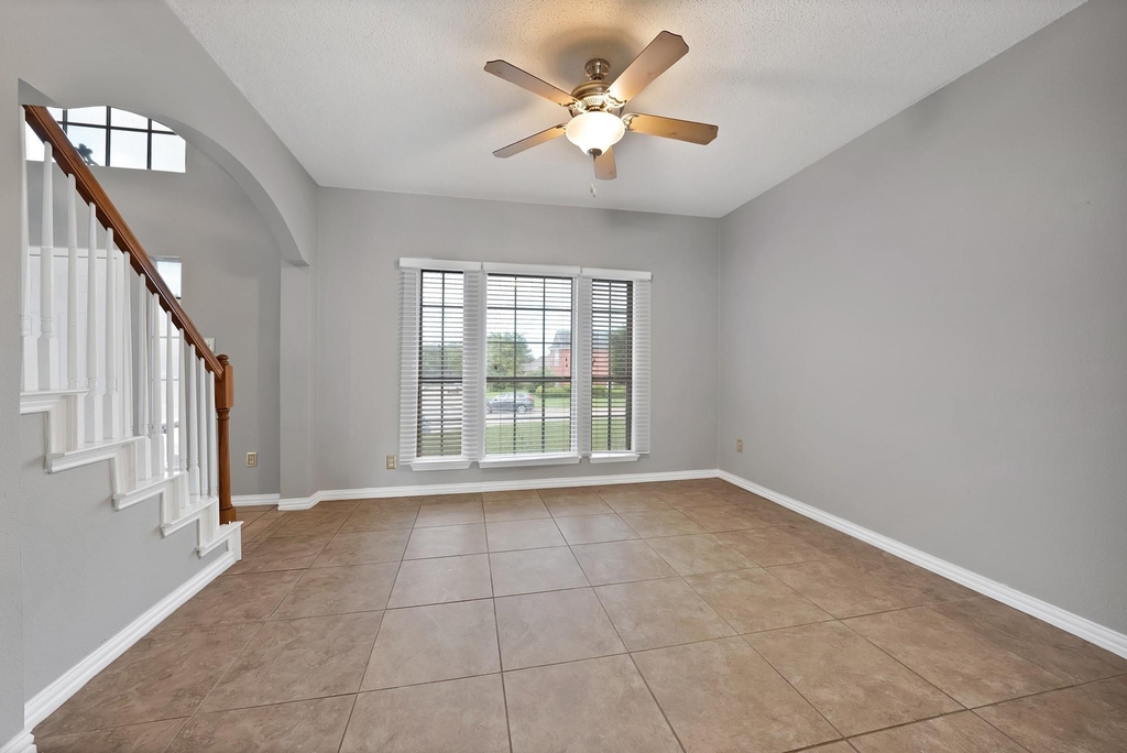 745 Woodridge Drive - Photo 4