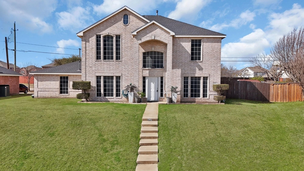 745 Woodridge Drive - Photo 0