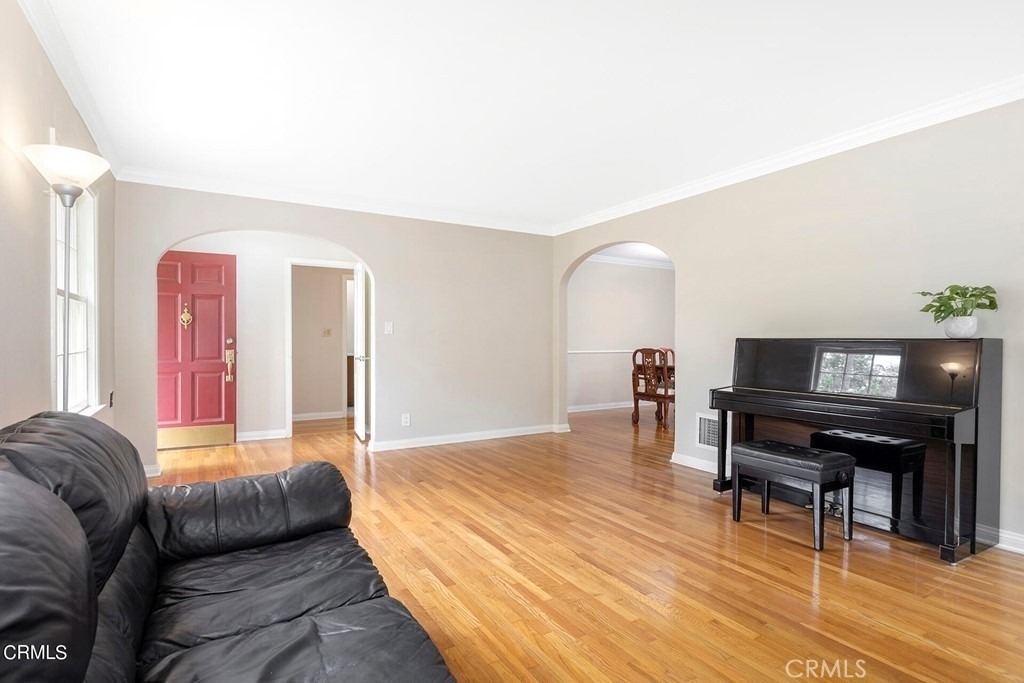 2963 Sheffield - Photo 2