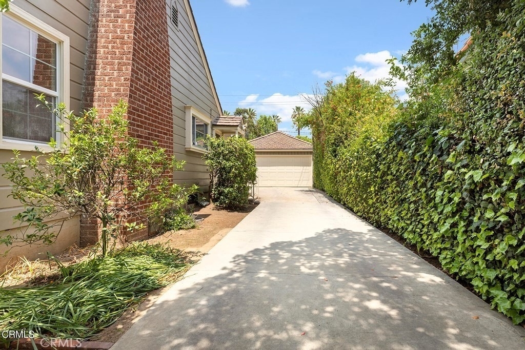 2963 Sheffield - Photo 19