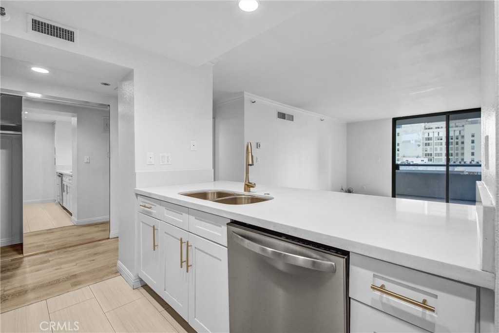 600 W 9th - Photo 5