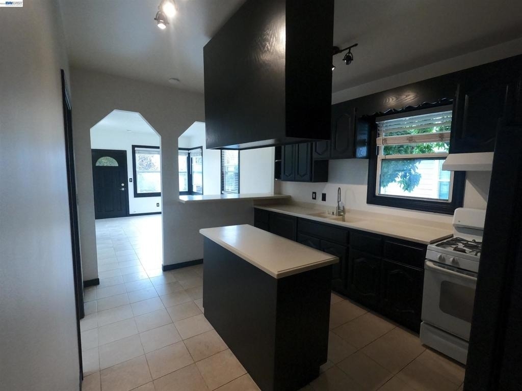 692 45th St - Photo 2
