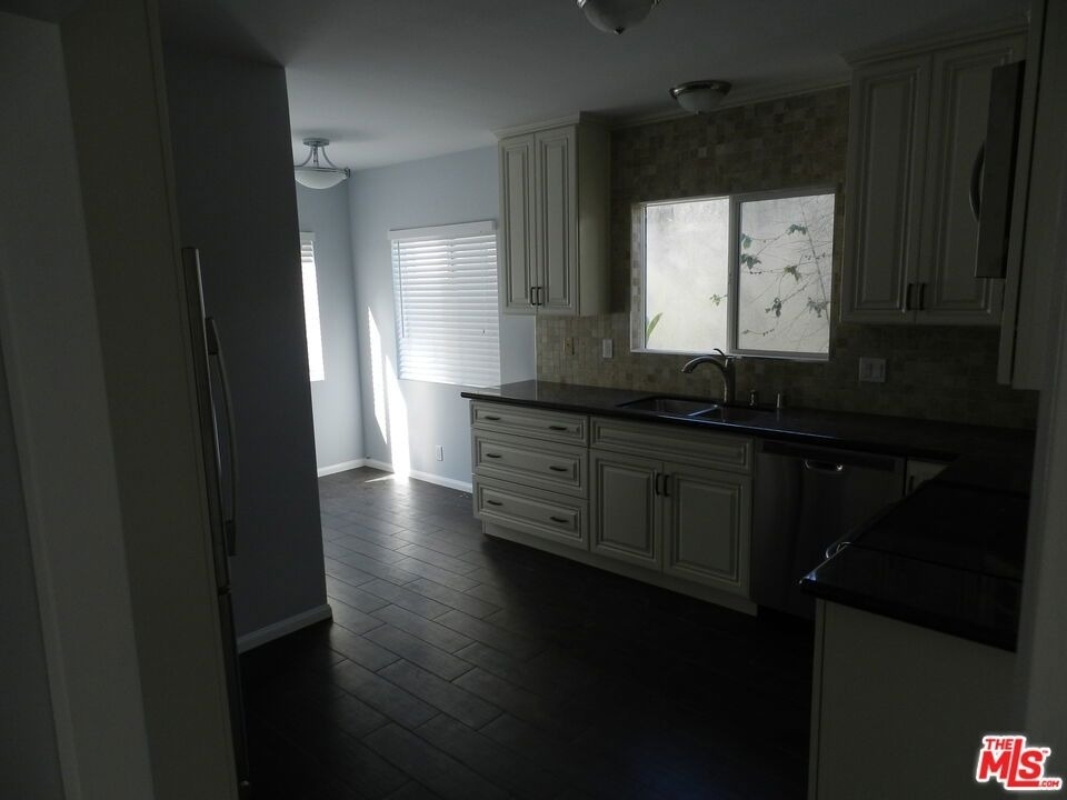 2711 Arizona Avenue - Photo 5