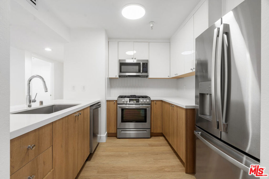 16100 W Sunset Boulevard - Photo 2