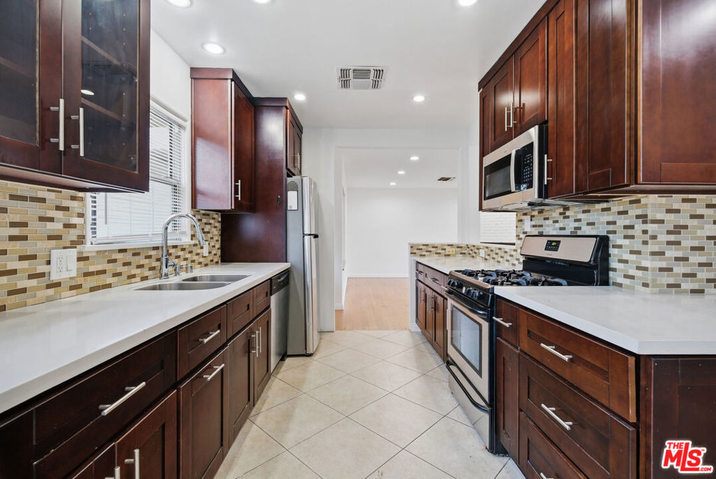 12811 Cumpston Street - Photo 11