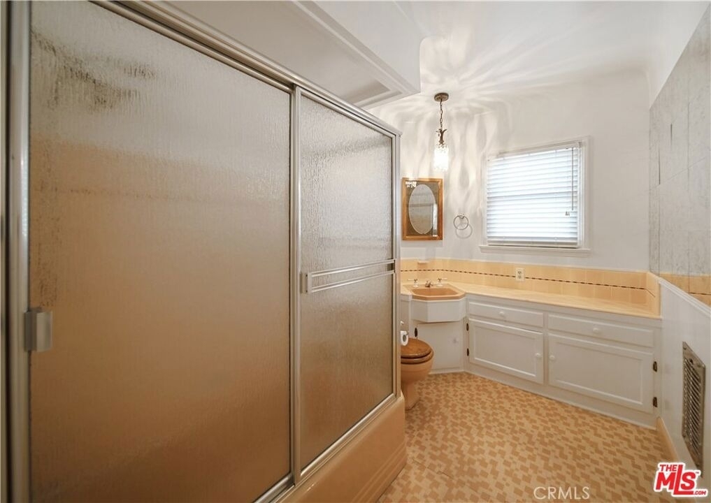 8029 Airlane Avenue - Photo 10
