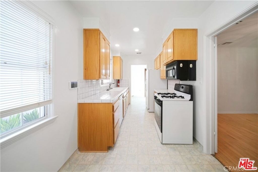 8029 Airlane Avenue - Photo 9
