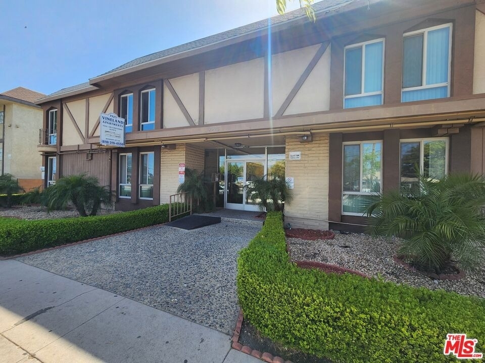 7925 Vineland Avenue - Photo 33