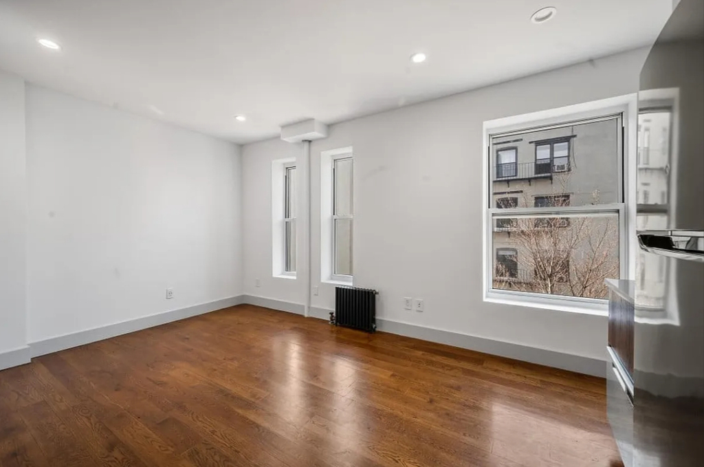 629 East 5th Street - Photo 2