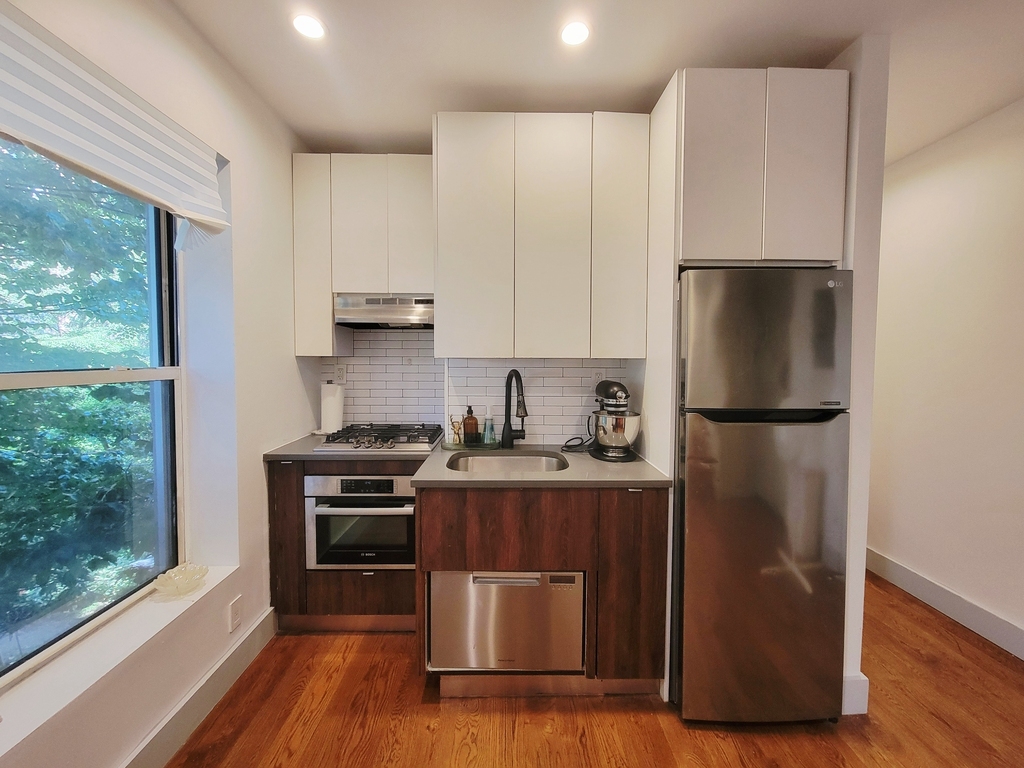 629 East 5th Street - Photo 4