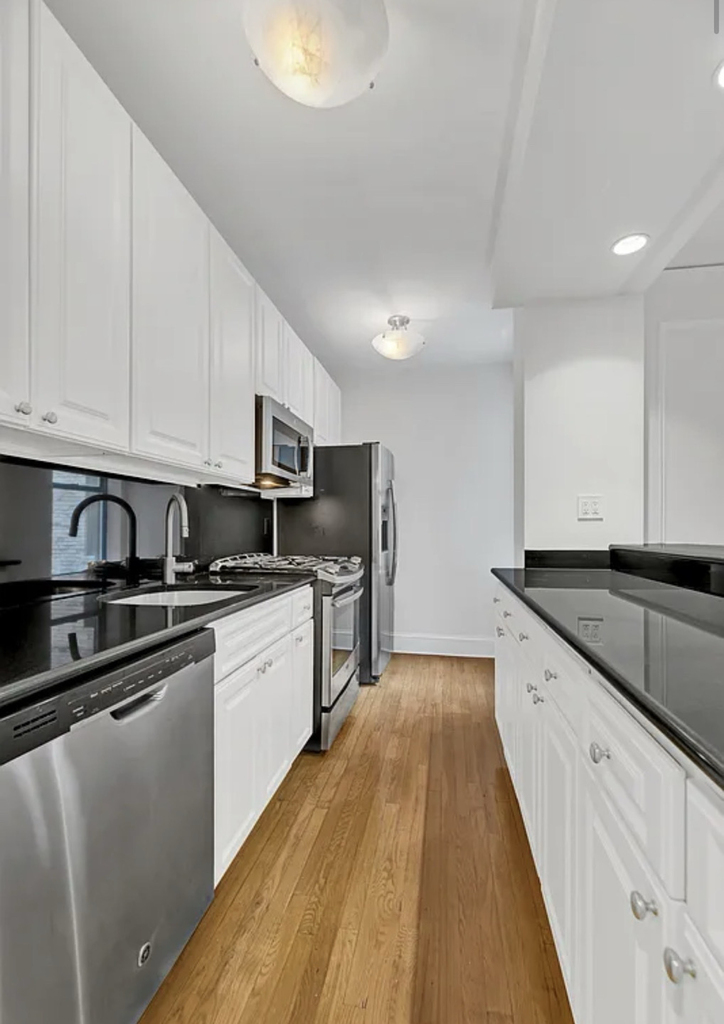 226 East 70th Street - Photo 3