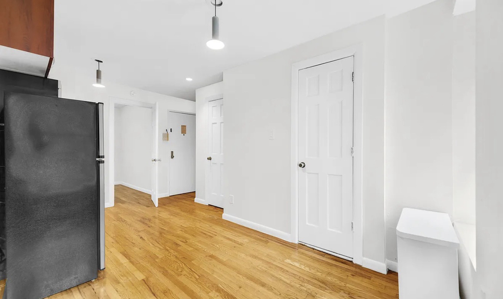 98 Christopher Street - Photo 2