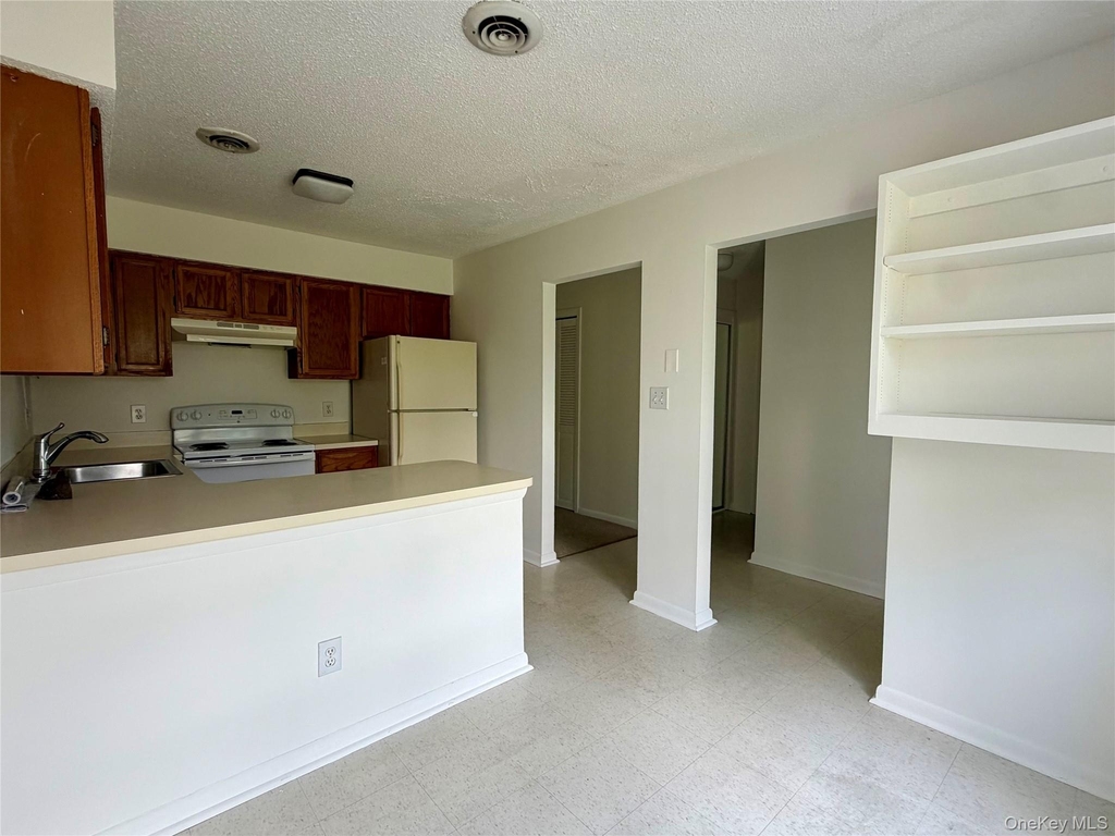 15 Pond Drive W - Photo 2